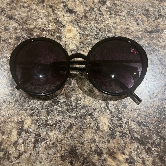 Betsy Johnson sunglasses NWOT - Picture 1 of 1
